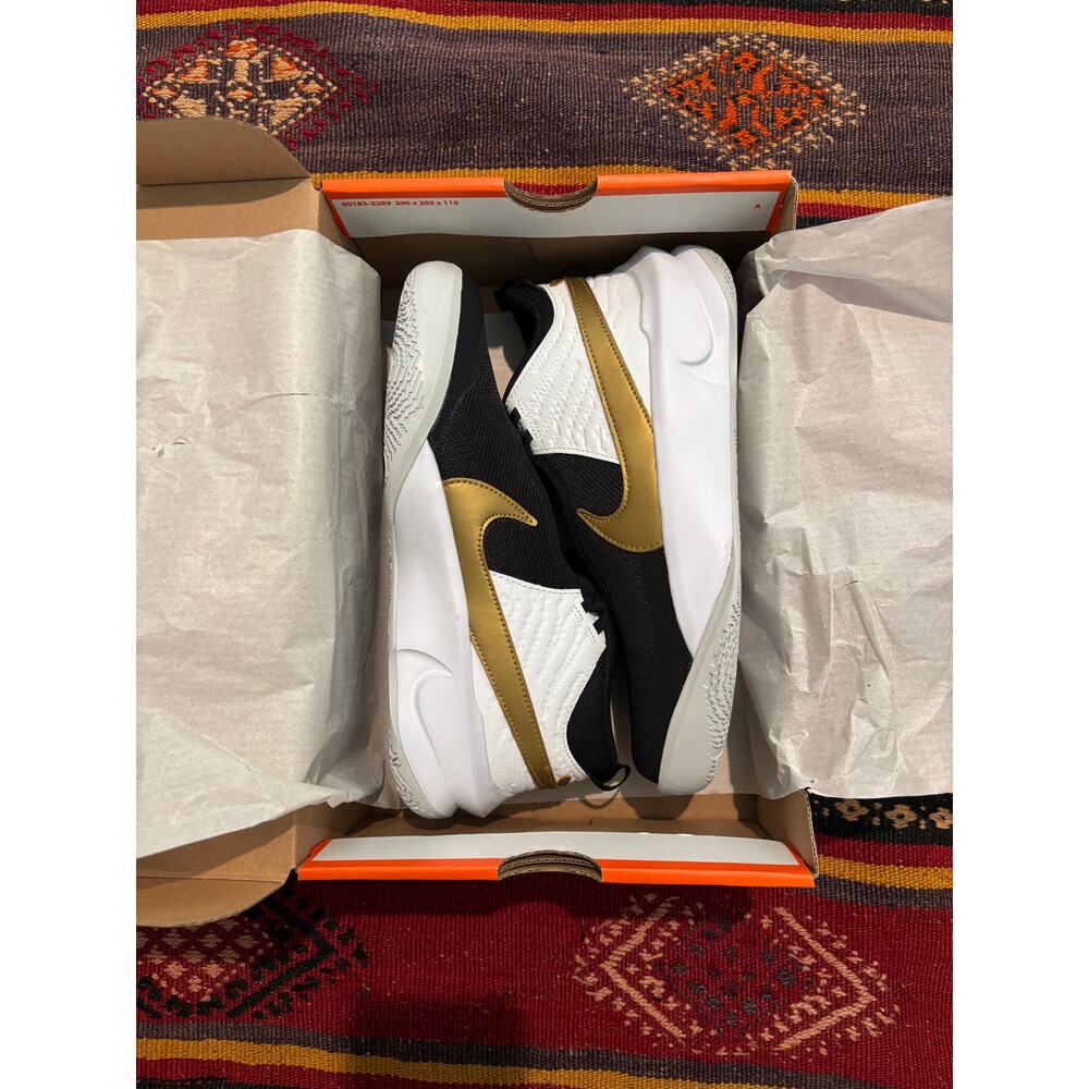 Nike Team Hustle D10 - Black/Metallic Gold/ White